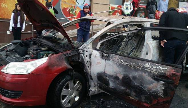 O mașină a ars ca o torță, pe strada Sucevei - omasinaaarscaotorta-1416328588.jpg