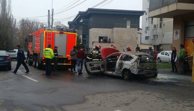 O mașină a ars ca o torță, pe strada Sucevei - omasinaaarscaotorta4-1416328579.jpg