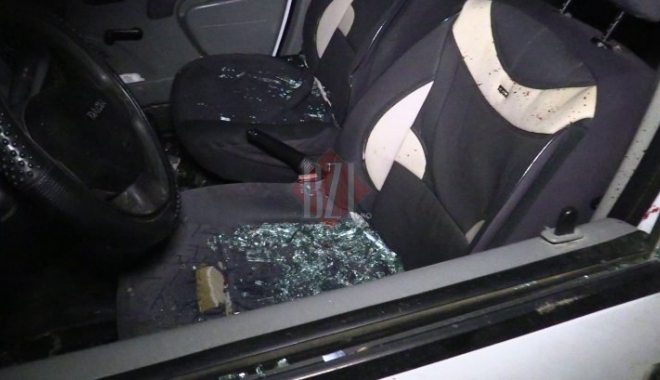Atac violent asupra polițiștilor, o mașină vandalizată, agresori răniți și arestați - omasinadepolitieafostsparta6png7-1512828446.jpg