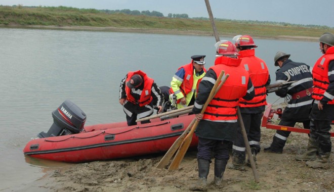 Om la apă!  A căzut în canal  în timp ce se afla la pescuit - omlaapa-1409764869.jpg