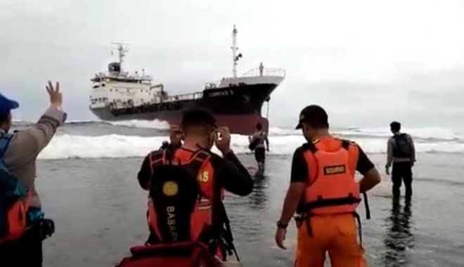 O navă a eșuat pe o plajă din Insula Java - onavaaesuatpeoplajadininsulajava-1646828286.jpg