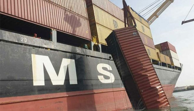 O navă a pierdut patru containere în portul Marghera - onavaapierdutpatrucontainere-1666862767.jpg