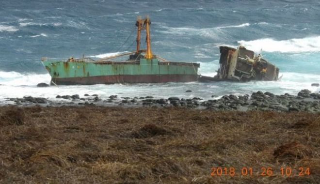 O navă costieră s-a rupt în două - onavacostierasaruptindoua-1517244029.jpg