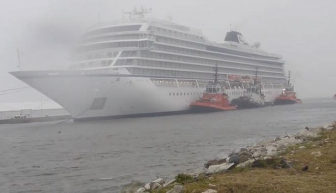 O navă cu 870 de pasageri a fost luată de furtună de la cheul de acostare