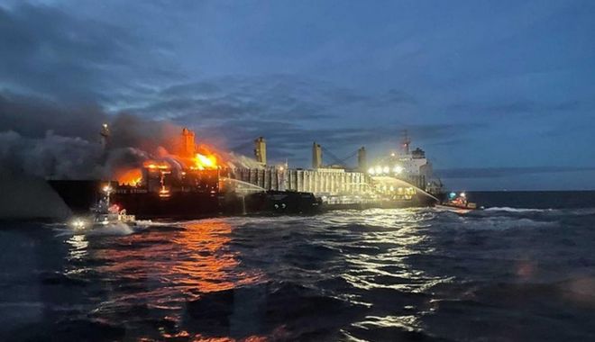 O navă cu cherestea în flăcări, în radă la Göteborg - onavacucheresteainflacariinradal-1638814883.jpg