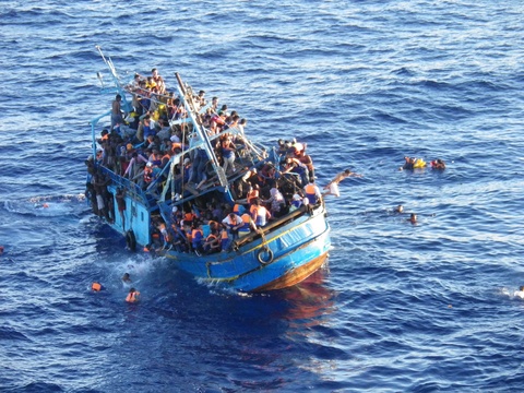 O navă cu până la 700 de emigranți s-a răsturnat în Mediterana - onavacuemigranti-1429430525.jpg