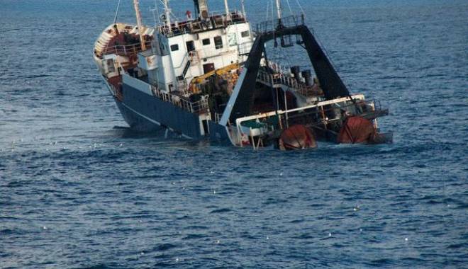O navă de pescuit cu 34 de marinari s-a scufundat. Victimele, date dispărute - onavadepescuit-1438962447.jpg