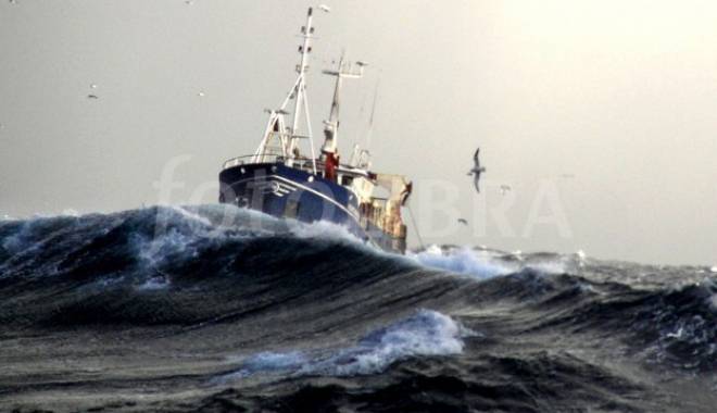 O navă de pescuit cu 15 oameni la bord, în pericol - onavadepescuit-1444034935.jpg