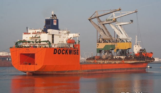 O navă heavy lift a fost jefuită de pirați înarmați - onavaheavylift-1467992610.jpg