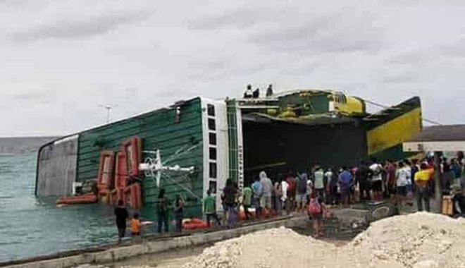 O navă s-a răsturnat într-un port din Filipine - onavasarasturnatintrunportdinfil-1567413114.jpg