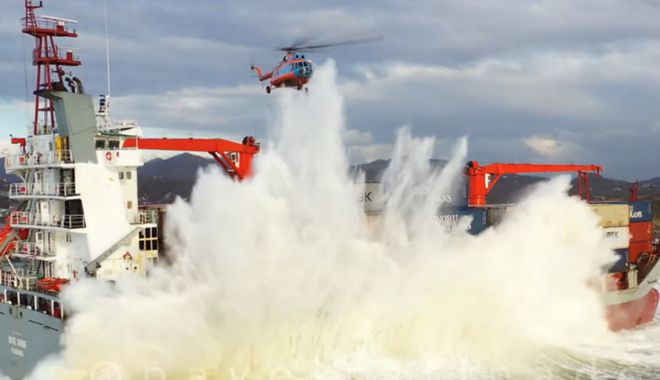 O navă s-a rupt în două după ce a eșuat în Golful Vostok - onavasaruptindouadupaceaesuating-1636553406.jpg