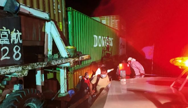 O navă s-a scufundat. 70 de containere au căzut în apele mării - onavasascufundat70decontainereau-1636554974.jpg