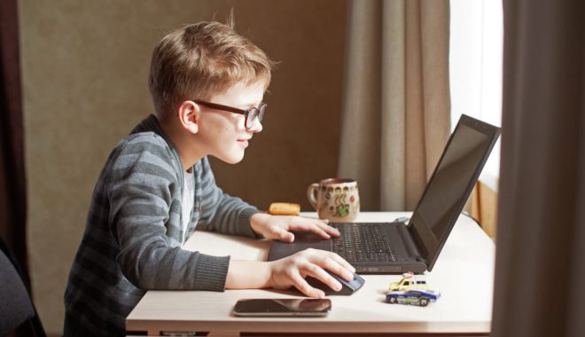 900.000 de elevi absenți de la ore pentru că nu au laptopuri sau tablete. Lista acestora a ajuns la MEC - onlineschool12001200x7941-1594309466.jpg