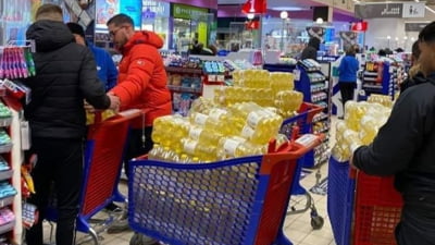 Ministrul Agriculturii reacționează, după ce tot mai mulţi români au luat cu asalt magazinele pentru a cumpăra ulei - onouisteriecuprinderomniapresupu-1647084293.jpg