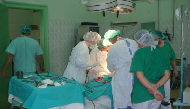 Numărul transplanturilor crește simțitor în România - operatie-1368606742.jpg