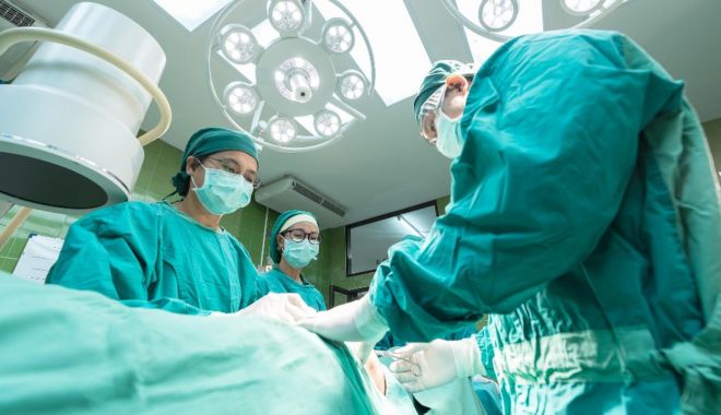 Anchetă la spitalul din Deva după ce un pacient a fost operat pe partea greșită a capului - operatie-1636995607.jpg