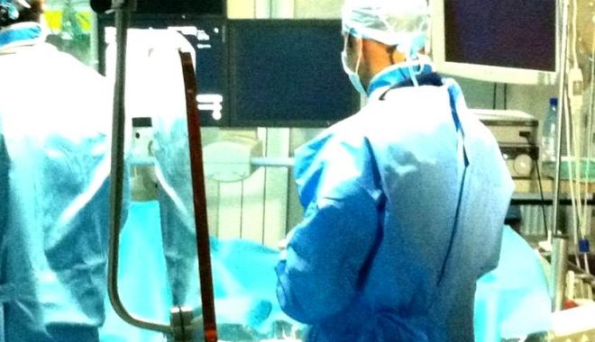 Un anestezist de 83 de ani fără studii de specialitate profesa într-un spital din Bacău - operatie12-1553341037.jpg