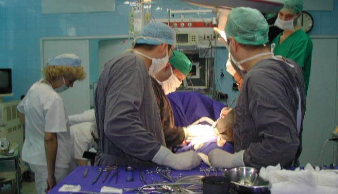 Premieră medicală la Spitalul Județean Constanța: operații laparoscopice 3D! - operatietransplantrenal9-1443434971.jpg