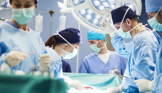 Anchetă după ce o gravidă în luna a noua a fost operată pentru eventraţie. Femeia nu ştia că e însărcinată