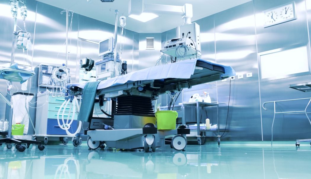 Un copil şi-a recăpătat vederea după ce neurochirurgii i-au operat o tumoră oculară de opt centimetri - operatingroomplasticsurgery-1713257358.jpg