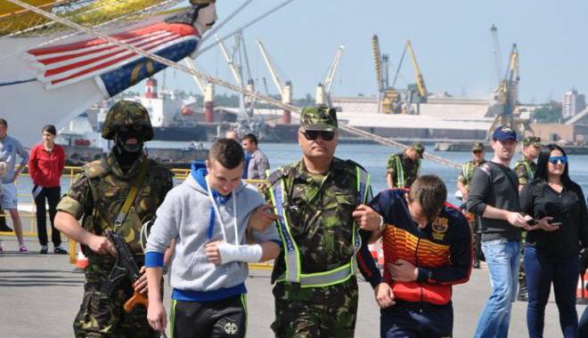 Operațiune de anvergură  în portul Constanța: zeci  de refugiați salvați de militari - operatiunedeanverguraport8-1432737912.jpg