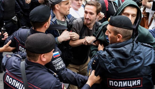 Opozanți ruși, arestați în timpul unei manifestații pentru alegeri corecte la Moscova - opozanti-1563190678.jpg
