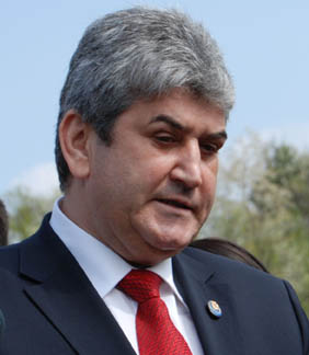 Gabriel Oprea e dispus să-l primească pe Geoană în UNPR - oprea-1321042354.jpg