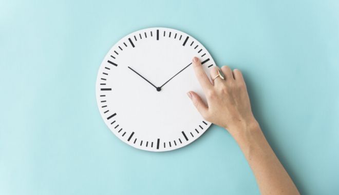 România trece la ora de iarnă pe 30 octombrie 2022. De ce se schimbă și cum ne poate afecta