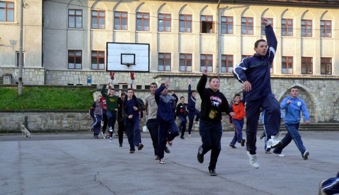 Elevii vor face mai mult SPORT la școală. Cum va arăta orarul din toamnă - oradesport1360857862-1370158058.jpg