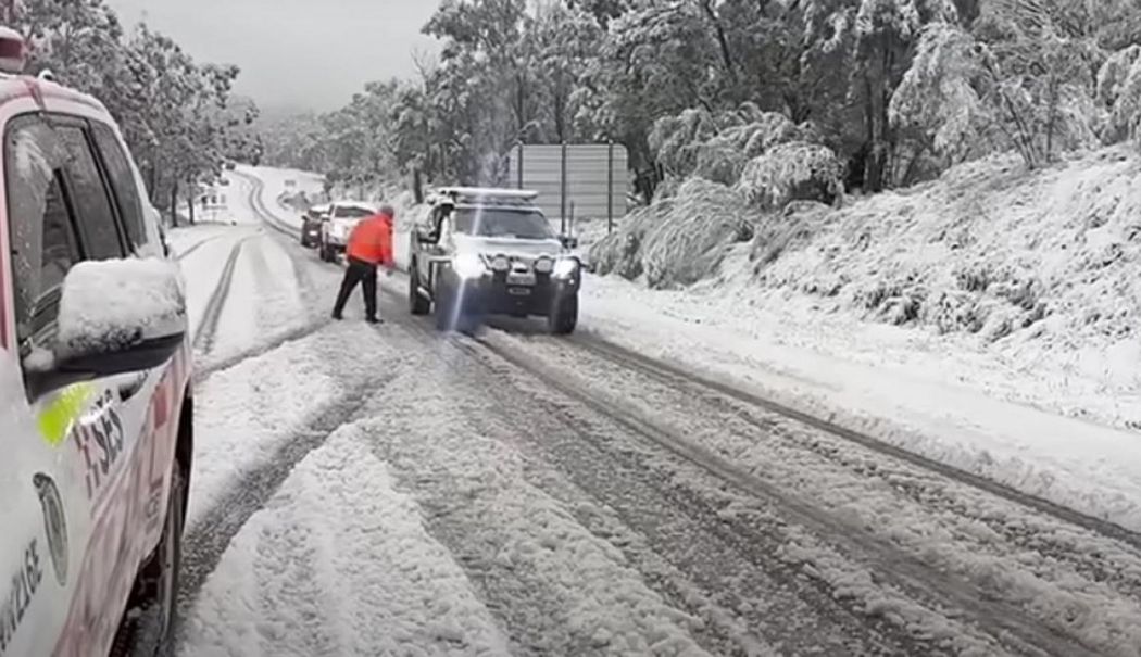 Fenomene meteo extreme în estul Australiei. Zăpadă de 40 cm și inundații majore - orasedinaustraliaacoperitedecelm-1754290202.jpg