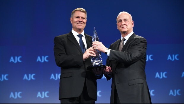 Președintele Iohannis a primit, la Washington, distincția 