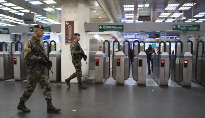 UPDATE / ALERTĂ PE AEROPORT! BĂRBAT ÎMPUȘCAT, după ce i-a luat arma unui militar - orly-1489828788.jpg