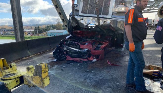 O şoferiţă a supravieţuit după ce maşina ei a fost strivită de un camion - osoferita2-1637335738.jpg