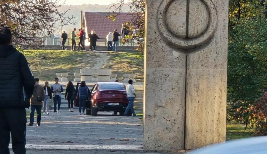 Nesimțire fără margini! O șoferiță a trecut cu mașina pe sub Poarta Sărutului. Ce amendă a primit - osoferitaatrecutdepoartasarutulu-1731241719.jpg