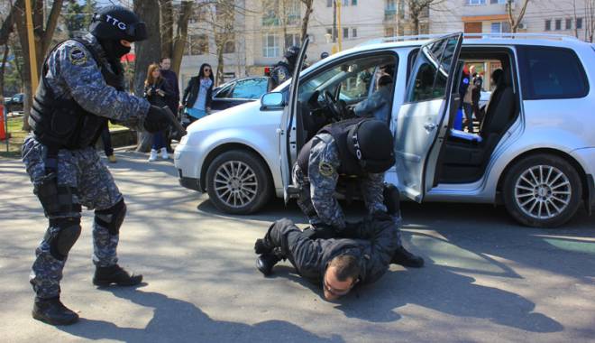 Galerie foto. Spectacol de Ziua Poliției. Ostatic eliberat și bombă detonată, în centrul Constanței - ostaticeliberat11-1427312686.jpg