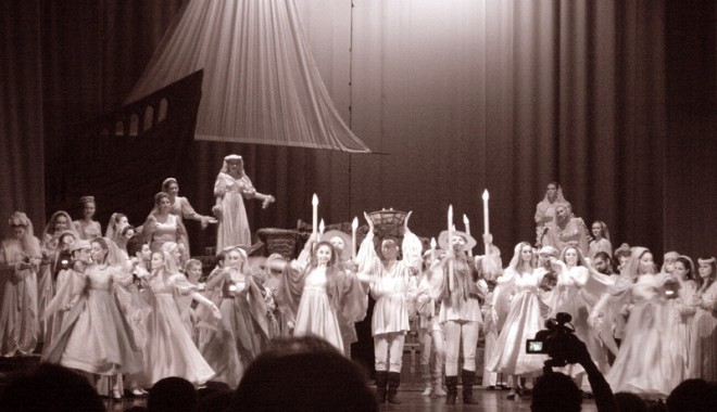 Variante culturale de petrecere a serilor de week-end - otello-1366377816.jpg