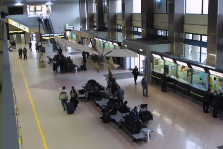 Descoperire șocantă pe aeroport! Picior de om găsit într-un bagaj - otopeni-1333030688.jpg