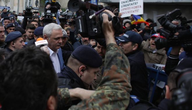 DRAGNEA, LA UN PAS SĂ FIE LINȘAT! Jandarmii fac cu greu față! Haos la procesul de azi - otzkodqxmtm1ntfkowrizwziytc3ywm5-1555328597.jpg