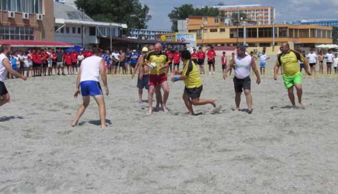 Eseuri la nisip! Cine sunt campionii turneului Oval 5 Beach Rugby România - ovalbeach4-1467299053.jpg