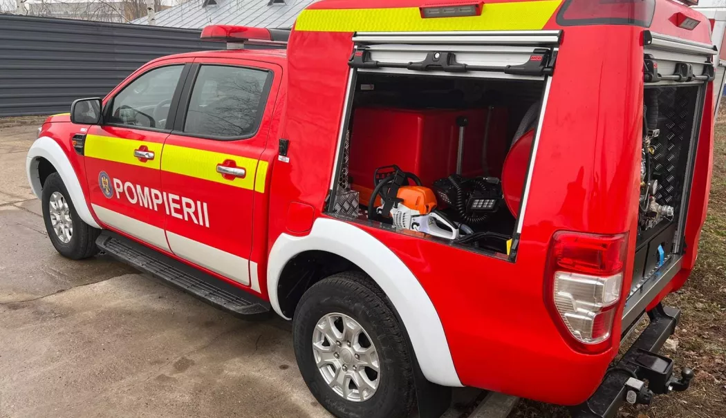 Persoană rănită după ce a fost prinsă sub o scară de beton în Ovidiu