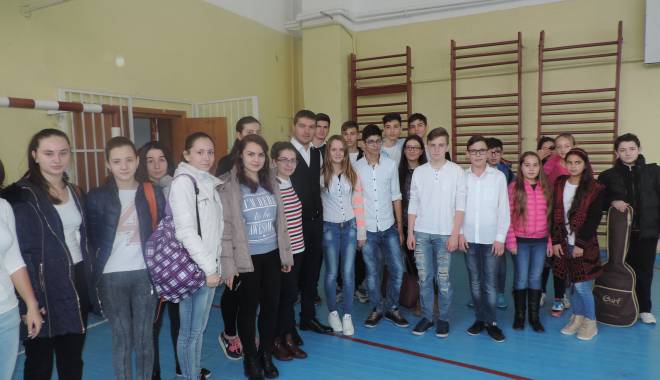 Primarul George Scupra a recompensat performanța elevilor din Ovidiu - ovidiuscn4644-1449233934.jpg