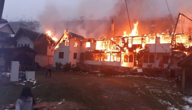 Trei pensiuni din Moieciu, în flăcări. Cinci autospeciale au ajuns la fața locului - owrlnjawm2zjotziy2y0yzrmzmy5zjfj-1606580917.jpg