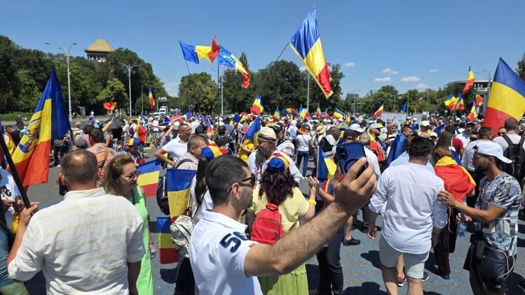 Protest civic în Piața Victoriei pentru statul de drept și direcția pro-europeană a României - p-1781854773.webp