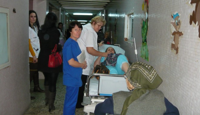 Pacienții sunt tratați pe holuri la secția de cardiologie a Spitalului Județean - p1070516-1352900459.jpg