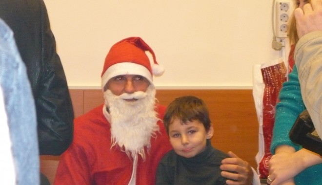 Moș Crăciun a venit la copiii internați în Spitalul Județean - p1070644-1355913152.jpg