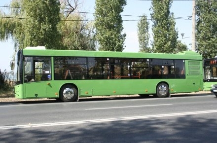 Un copil a ajuns la spital după ce s-a lovit de un autobuz RATC - p19ratcautobuz-1317112831.jpg