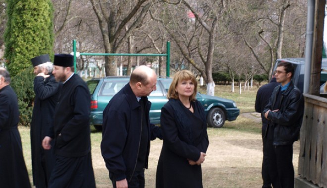 Soacra lui Traian Băsescu a fost înmormântată, la funeralii participând peste o mie de localnici - p3306945-1333283493.jpg
