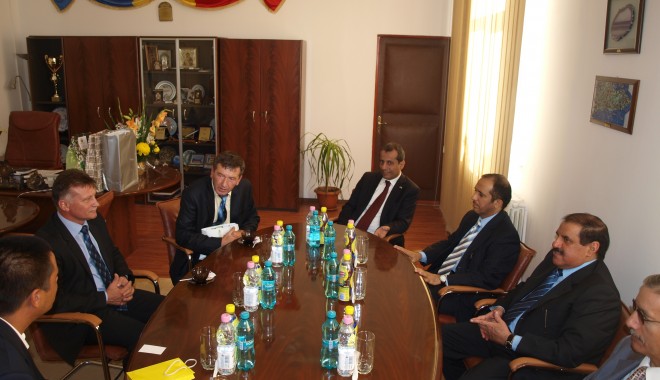 Patru ambasadori din Orientul Mijlociu au vizitat Primăria Medgidia - pa047962-1349359656.jpg
