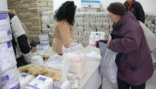 Ce se întâmplă cu ajutoarele alimentare de la UE neridicate - pachete-1423582802.jpg