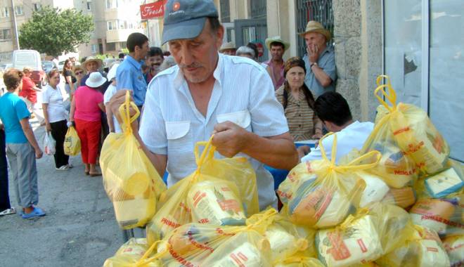 Asistență medicală  și apă gratuită  la punctele de distribuție  a pachetelor alimentare - pachetealimentare-1439125378.jpg